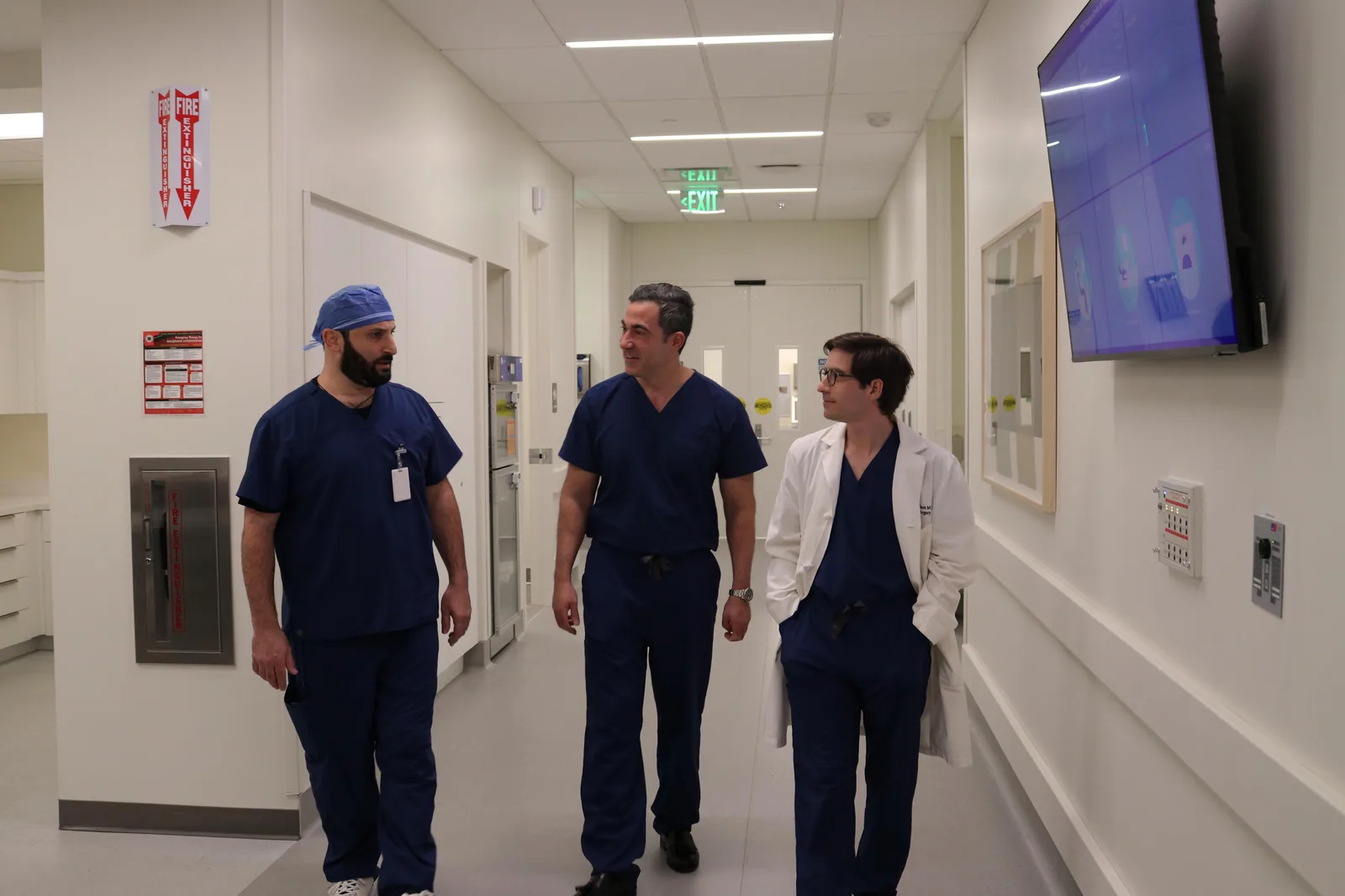 Dr. Siamak Yasmeh walking the hospital corridor with surgical colleagues
